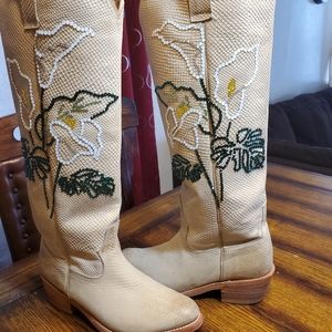 Creme color leather boots..sz 7 Miz Mooz